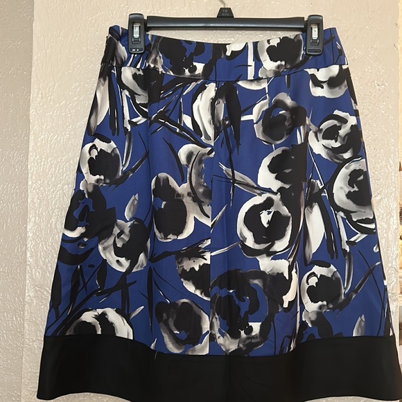 Like new semi flare skirt. The skirt is fully lined. - Picture 4 of 6